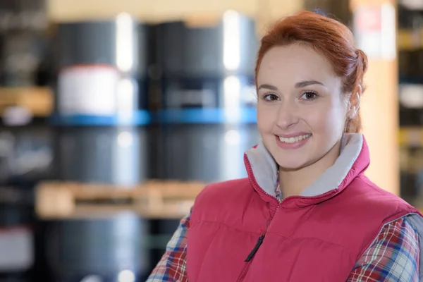 Ritratto di giovane donna nel magazzino di fabbrica — Foto Stock