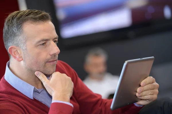 Mann benutzt Tablet-Computer — Stockfoto