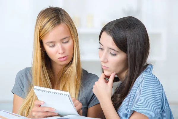 Two female students studying together at home — Stock Photo, Image