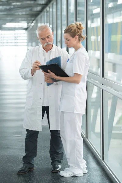 Mostrando il verbale al medico — Foto Stock