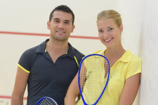 Squash joueur couple posant — Photo