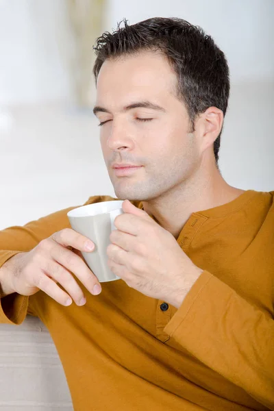 Homem desfrutando de uma xícara de café — Fotografia de Stock