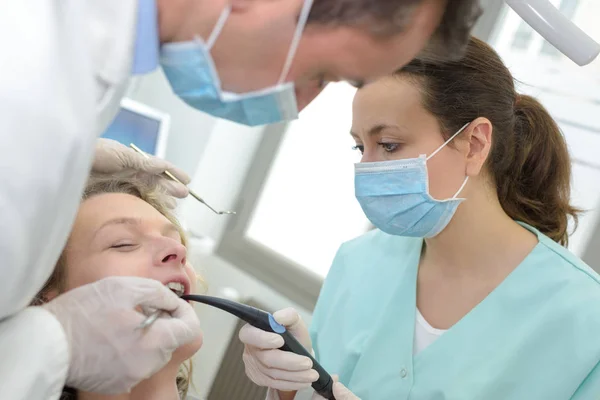 Стоматолог и пациент в стоматологическом кабинете — стоковое фото