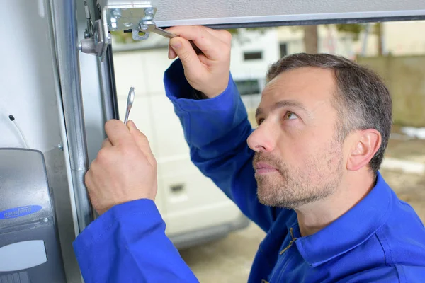 Homem usando ferramentas e homem — Fotografia de Stock