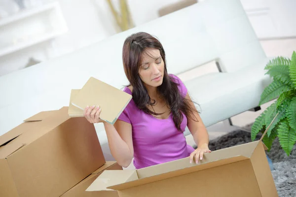Gelukkig jonge vrouw een kartonnen doos — Stockfoto