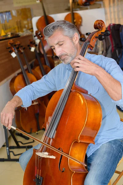 Violoncelista testar o violoncelo — Fotografia de Stock