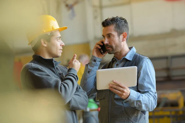 Shipping manager and a worker — Stock Photo, Image