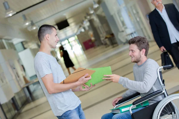 Étudiant en fauteuil roulant parlant à un ami — Photo