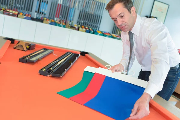 Ιδιοκτήτης καταστήματος που δείχνει διαφορετικά χρώματα για τραπέζι μπιλιάρδου — Φωτογραφία Αρχείου