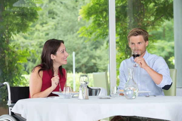 Paar in restaurant, man bemonstering wijn — Stockfoto