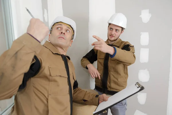 Mostrando el lugar correcto el gerente de construcción — Foto de Stock