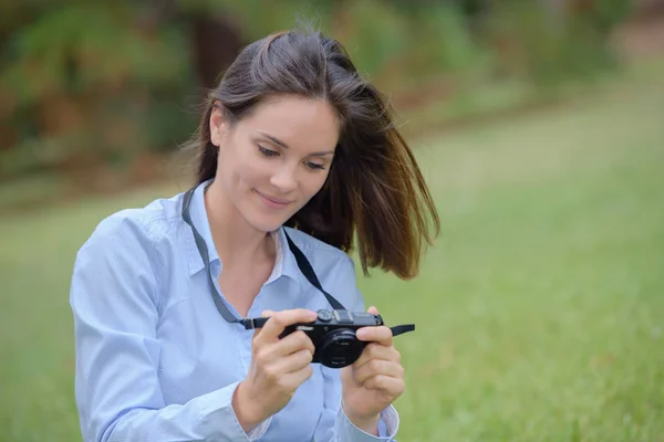 Olhando para as memórias — Fotografia de Stock