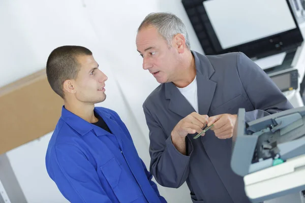 Techniciens de bureau ayant une conversation — Photo