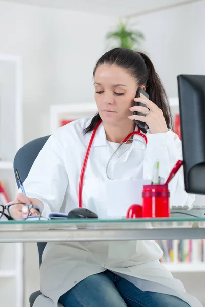 Médico al teléfono en el consultorio — Foto de Stock