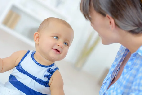 Mãe passar tempo de qualidade com seu bebê — Fotografia de Stock