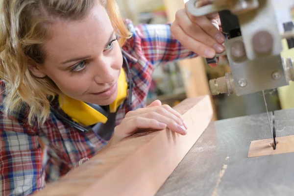 Kadın marangoz woodboard üzerinde çalışma — Stok fotoğraf