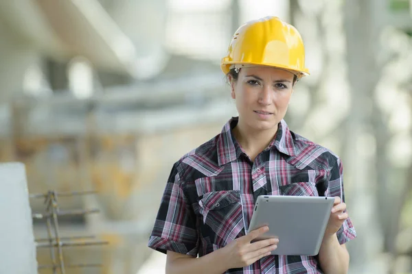 Woman wearing helmet in metal factory — Stock Photo, Image