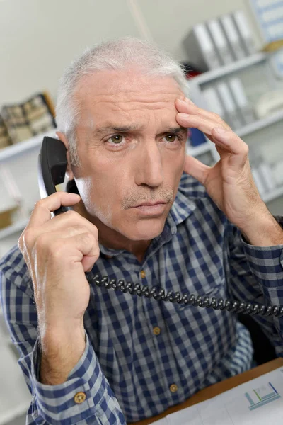 Gestresste Büroangestellte am Telefon — Stockfoto