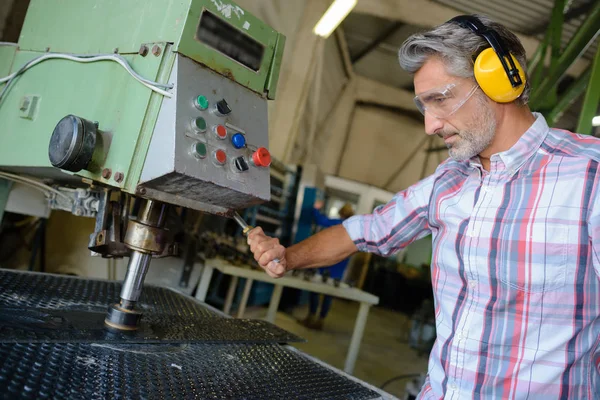 Senior man Aktivera spaken av fabriken maskin — Stockfoto