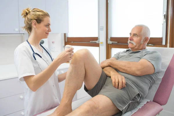 Verpleegkundige controle patiënten knie — Stockfoto