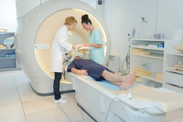 Tecnici radiologici e pazienti sottoposti a scansione e diagnosticati su — Foto Stock