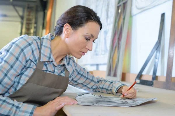 Artista zurdo dibujando — Foto de Stock