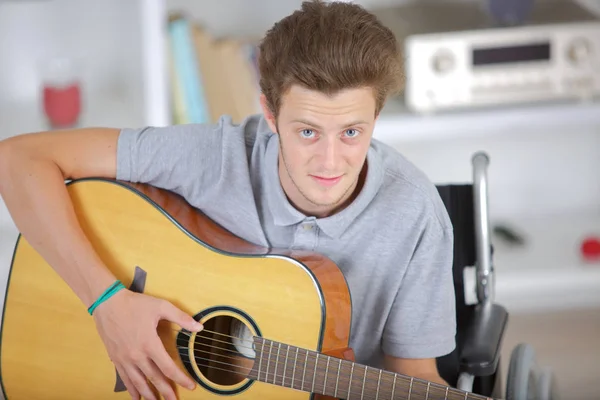 Młody człowiek gra na gitarze. — Zdjęcie stockowe