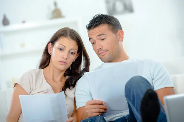 Bezorgd echtpaar na berekening rekeningen zitten thuis — Stockfoto