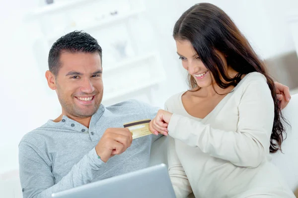 Casal discutindo brincando sobre cartão de crédito — Fotografia de Stock