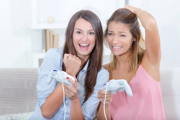 Sisters playing video games — Stock Photo, Image