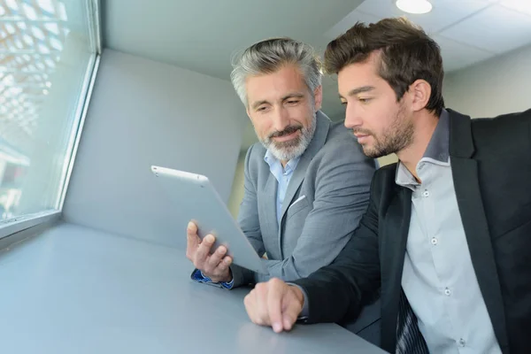 Vorgesetzter zeigt dem Assistenten etwas — Stockfoto