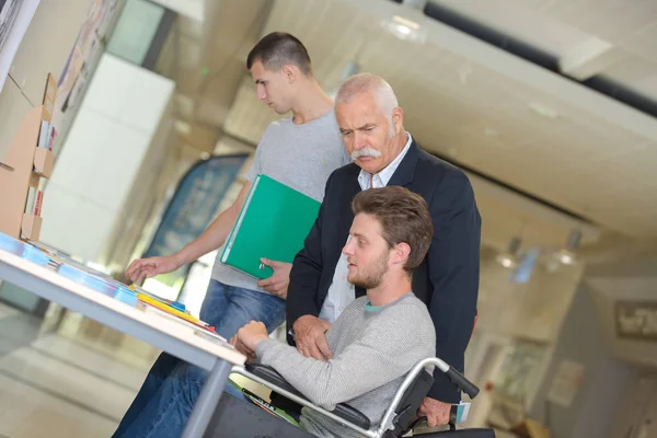 Lärare med barnen i computing klass — Stockfoto