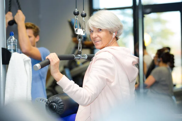 Senior femme travaillant dans la salle de gym — Photo