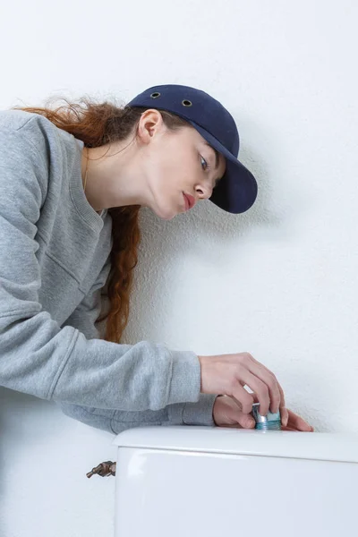 Fontanero femenino trabajando en inodoro — Foto de Stock