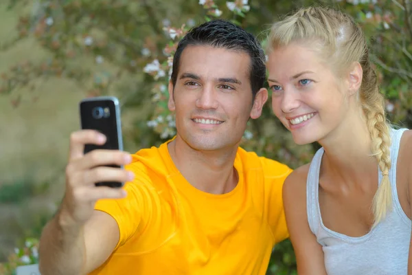 Selfie λήψη ζευγάρι με έξυπνο τηλέφωνο — Φωτογραφία Αρχείου