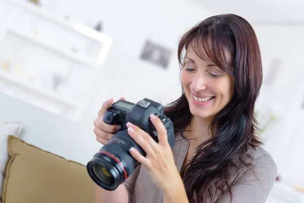 Nő fénykép-ra-képernyő digitális fényképezőgép felülvizsgálata — Stock Fotó