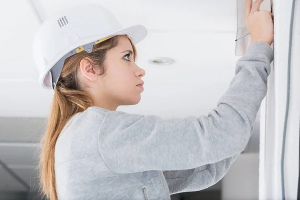 Junge Bauarbeiterin und Bauunternehmerin — Stockfoto