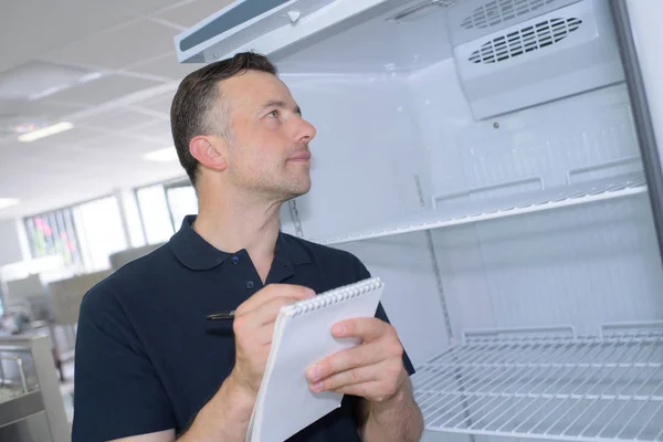 Manitas de reparación de comprobación de refrigerador — Foto de Stock