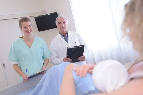 Médico y enfermera feliz de ver a mamá y bebé recién nacido —  Fotos de Stock