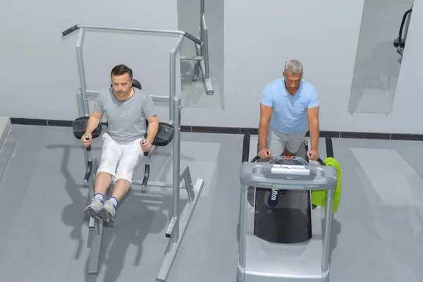 男人在健身房里锻炼 — 图库照片