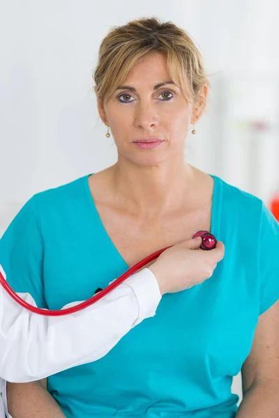 Doctor checking on patient heart rate — Stock Photo, Image