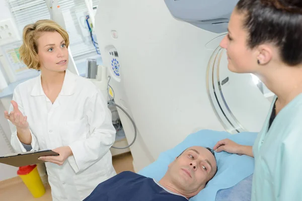 Paziente maschio sottoposto a test presso la macchina scanner CT — Foto Stock