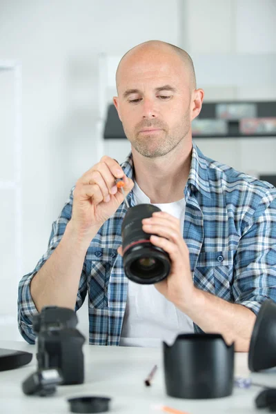 Fotograaf fixing lens camera — Stockfoto