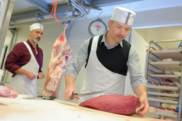 Cortar un trozo de carne — Foto de Stock