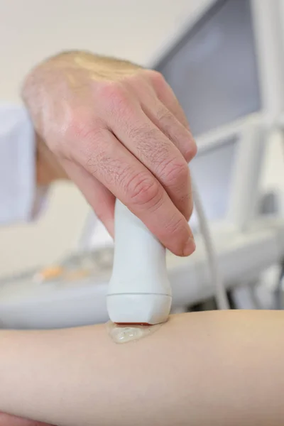 Medico con paziente di sesso maschile sottoposto a ecografia del braccio — Foto Stock