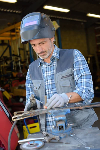 Man welding steel outdoors — Stock Photo, Image