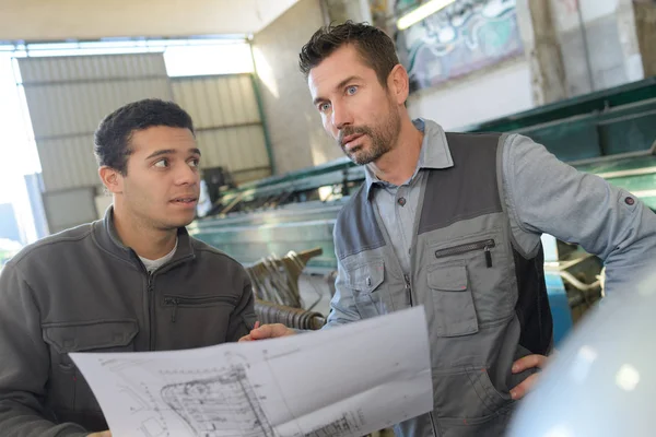 Fabrieksarbeiders een papier controle — Stockfoto