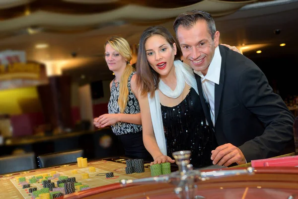 Молода пара грає в покер добре проводить час в казино — стокове фото