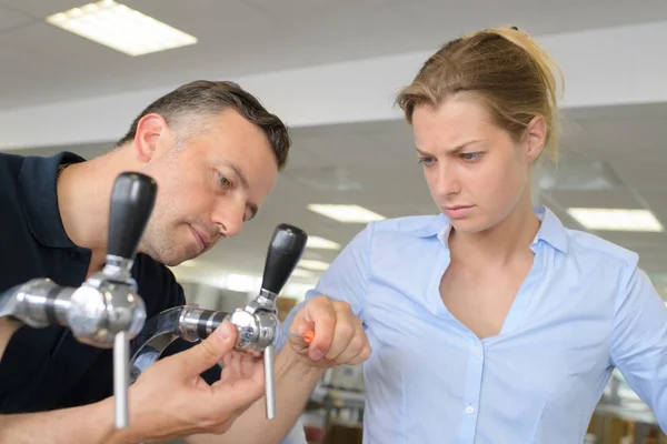 Fastställande en öltapp — Stockfoto