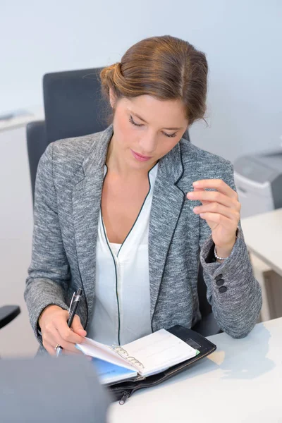 Affärskvinna som satt vid skrivbord — Stockfoto